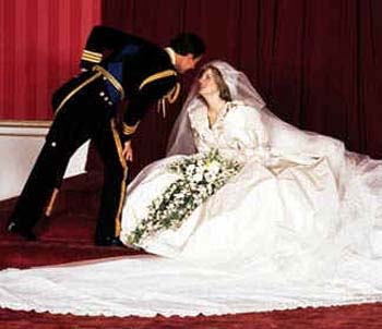 kiss.jpg (24761 bytes)
